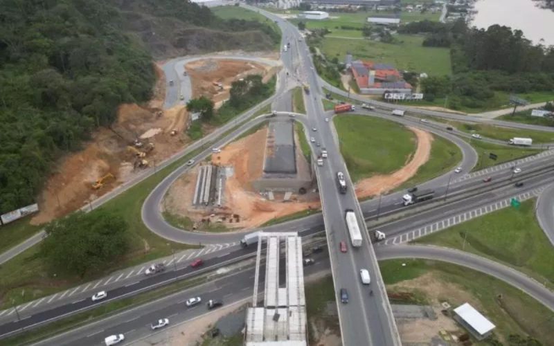 Obras de novo viaduto no km 7 da BR-470, na altura de Navegantes