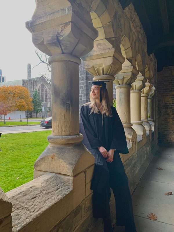 Victoria de beca em sua formatura do mestrado na Universidade de Toronto, em que pesquisou os impactos psicológicos do Twitter