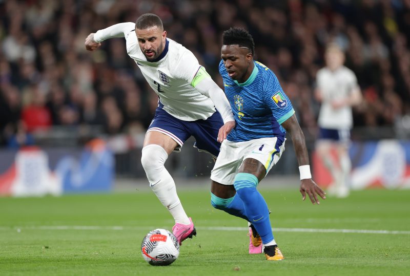 Vini Jr disputa a bola com Walker durante jogo entre Brasil e Inglaterra
