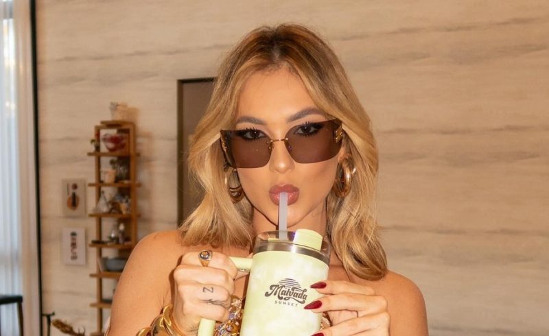 Influenciadora se divertiu em festa neste domingo (17) ao lado do povo