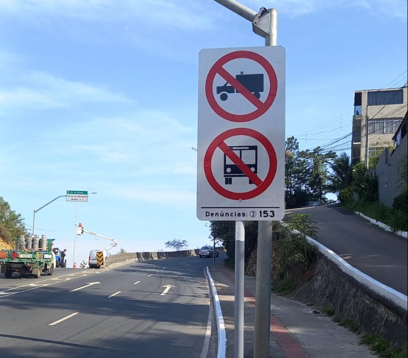 imagem mostra placa na avenida panorâmica de Balneário Camboriú onde óleo estava presente