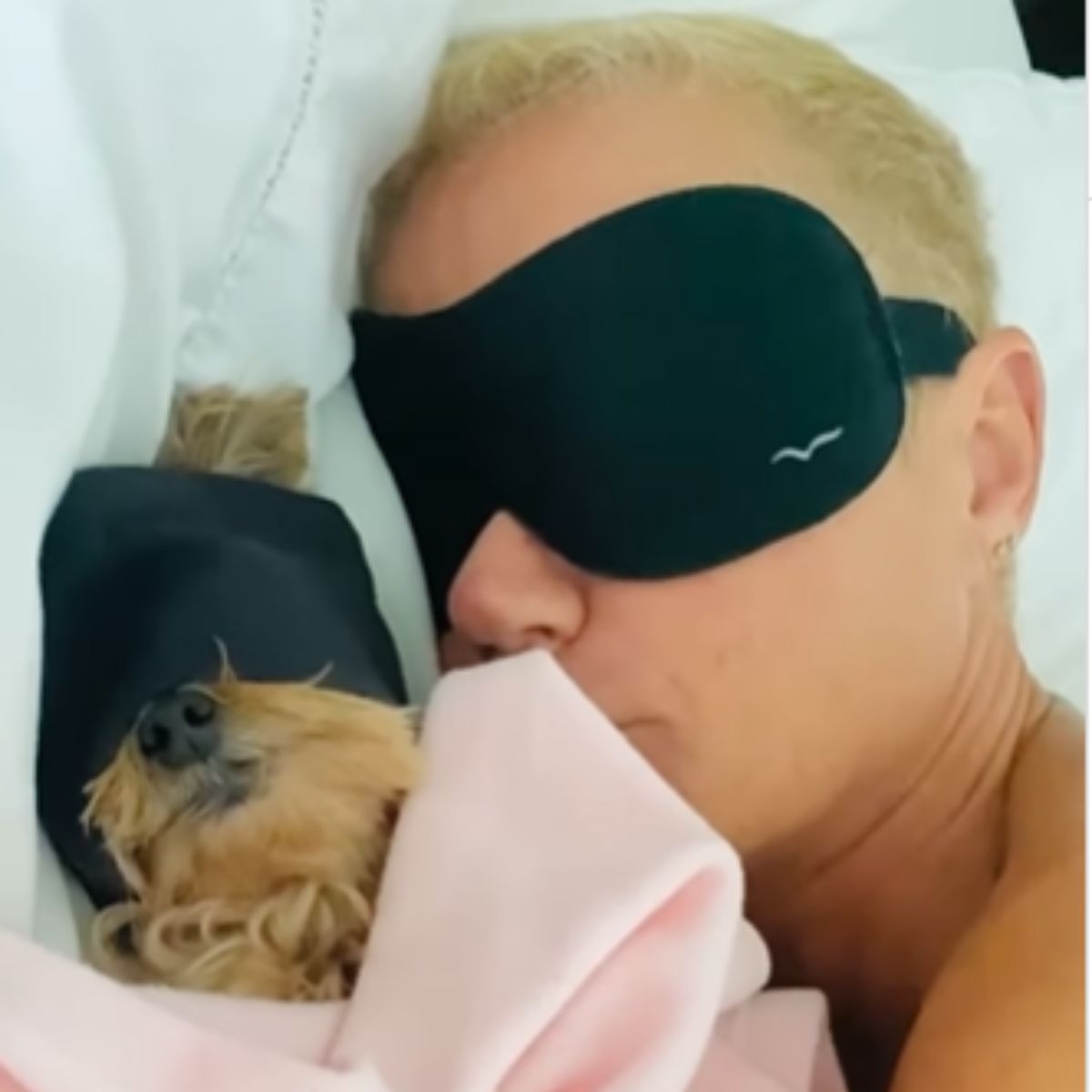 VÍDEO: Xuxa e cachorra derretem corações nas redes sociais