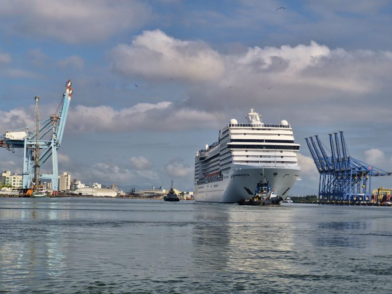 Imagem de cruzeiro ilustrando a possível construção de um porto de passageiros em Itajaí