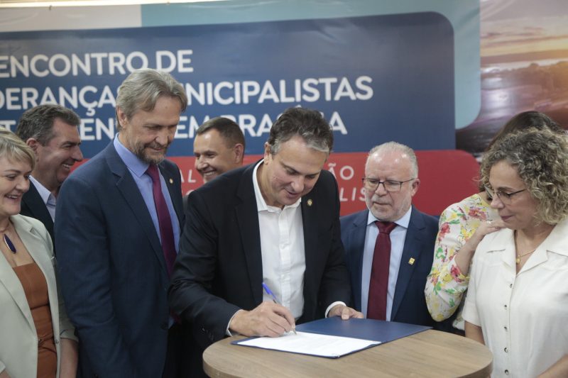 Ministro da Educa&ccedil;&atilde;o, Camilo Santana, assinou a implanta&ccedil;&atilde;o do Curso de Medicina em Curitibanos – Foto: Angelo Miguel/MEC/ND