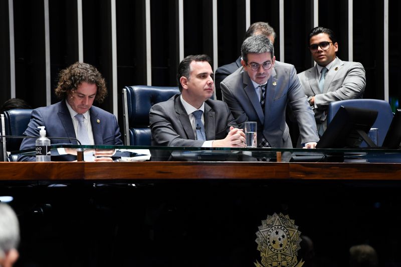 Foto mostra membros do senado federal discutindo PEC do Quinquênio, conhecida como PEC dos Supersalários