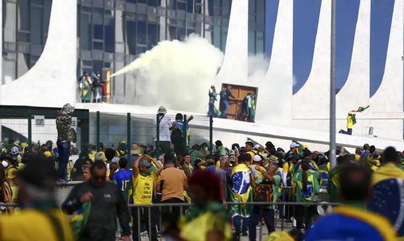 foto mostra manifestantes dos Atos de 8 de janeiro invadirem a sede dos três poderes