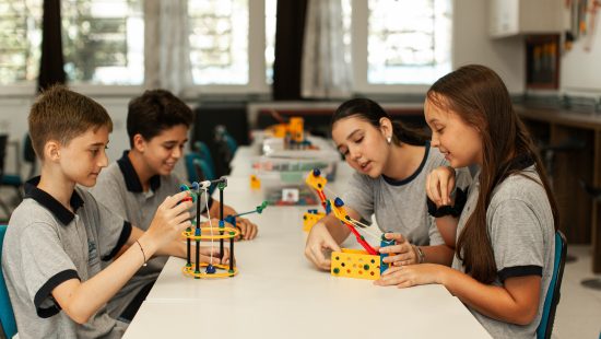 Estudantes criam catapulta com kit de robótica em Laboratório Maker