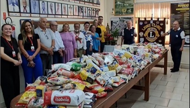 Ação social arrecadou muitos alimentos e por troca de ingressos no 51º Rodeio Nacional dos Praianos