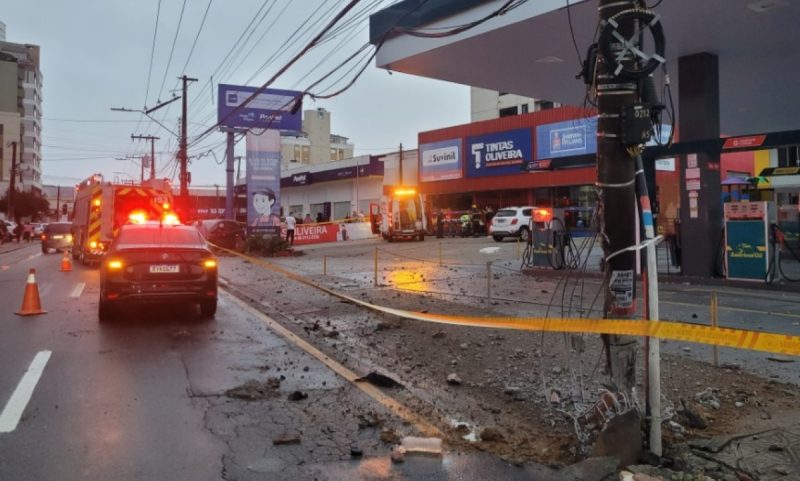 Batida forte de carro em poste causou interrupção de energia no Estreito na manhã desta segunda (15)