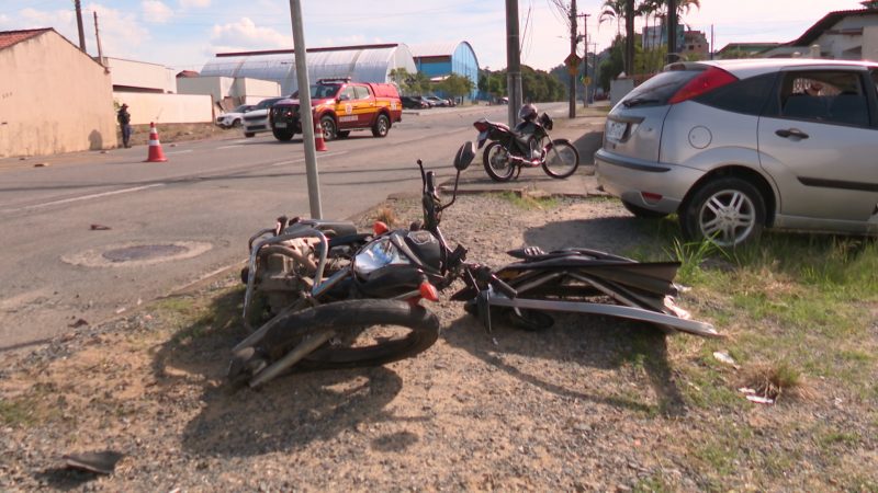 Forte batida entre carro e moto deixa duas pessoas feridas em Blumenau – Foto: Divulga&ccedil;&atilde;o NDTV