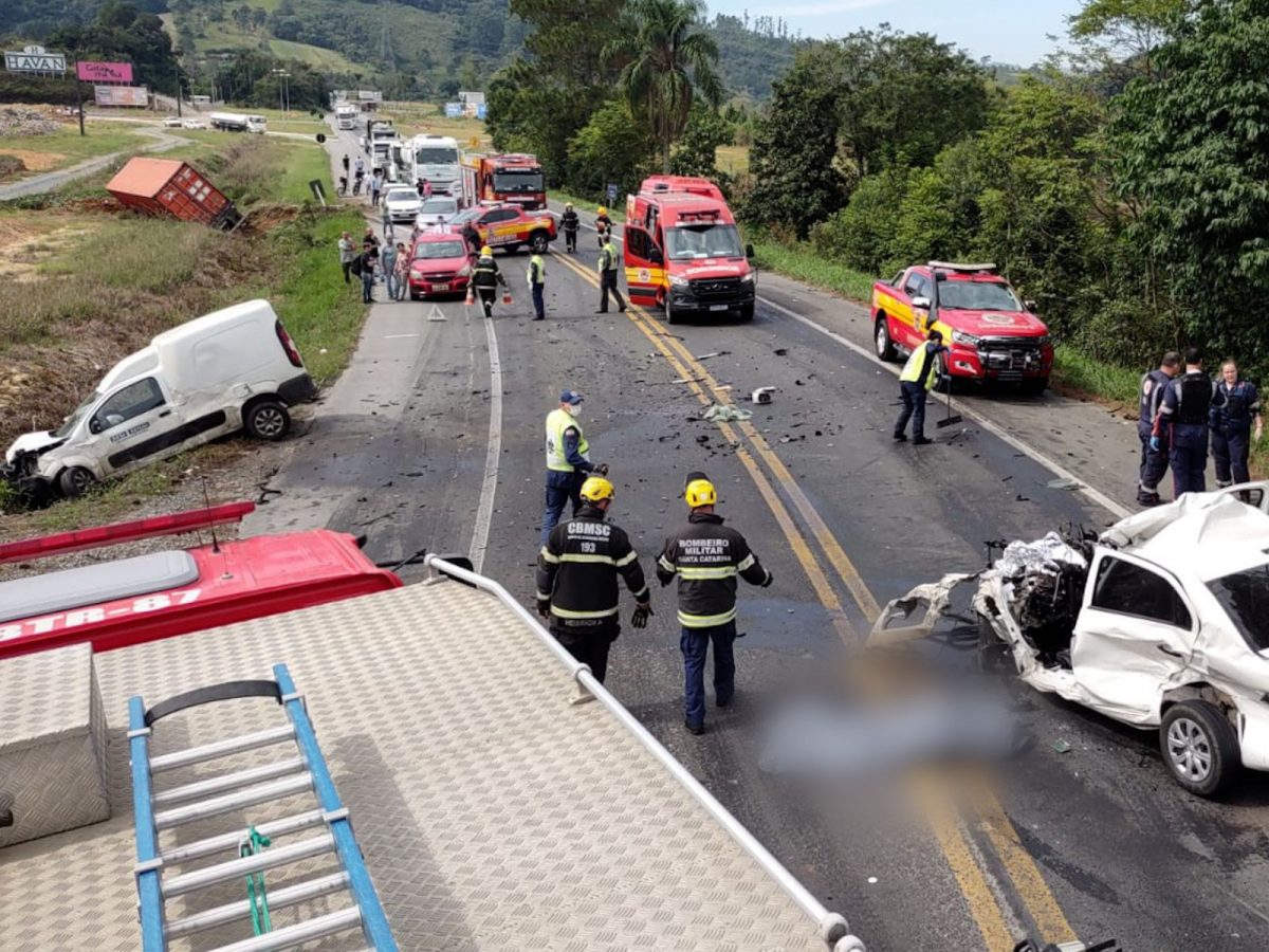 Acidente Na Br 470 Entre Carros E Carretas Deixa Dois Mortos 3355