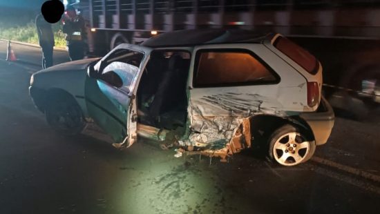 Grave acidente entre carro, moto e caminhão mata jovem de 28 anos em SC