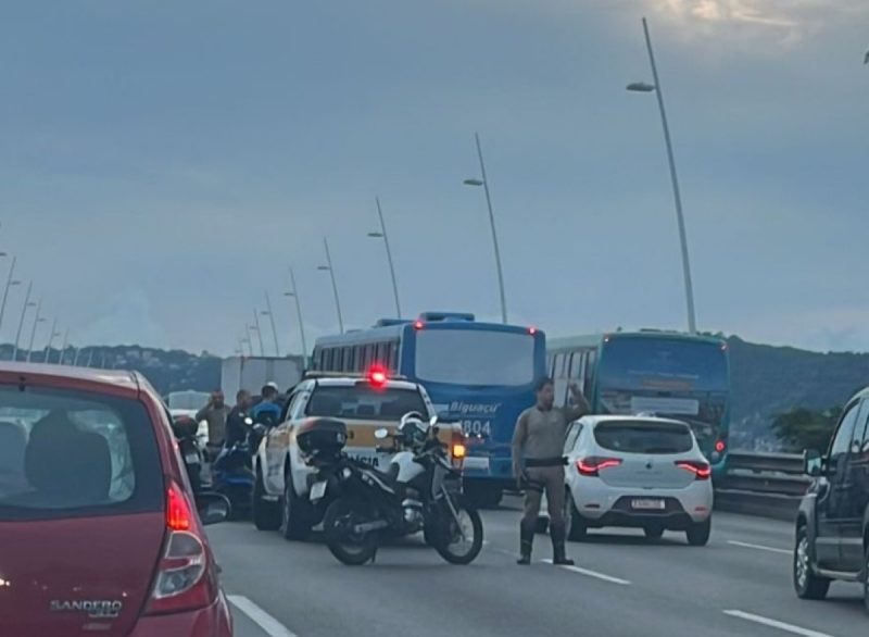 Acidente entre carro e motocicleta deixou tráfego lento nesta segunda (1º) em Florianópolis; rotina na Grande Florianópolis &#8211; Foto: GMF/Reprodução