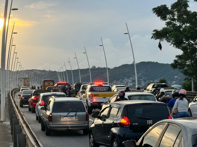 Carros em fila na ponte Pedro Ivo Campos, em Florianópolis