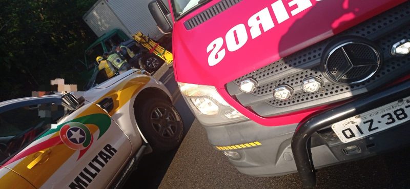 Acidente envolveu três veículos 