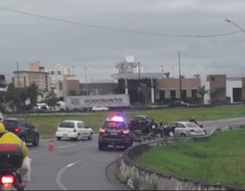 Imagem mostra acidente na alça de acesso na Via Expressa, em São José nesta quarta (17)