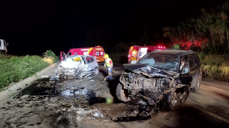 Acidente envolveu dois carros. Além das vítimas fatais, um homem foi resgatado com ferimentos graves &#8211; Foto: Divulgação/Bombeiros
