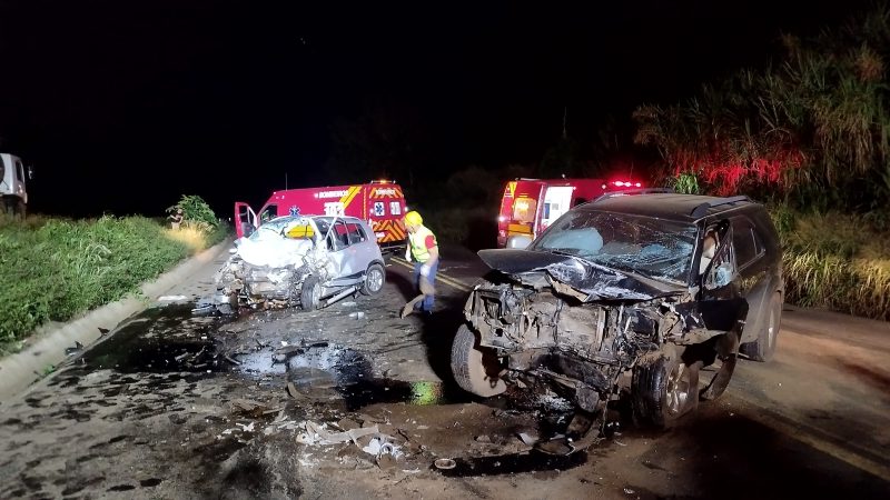 Acidente envolveu dois carros. Al&eacute;m das v&iacute;timas fatais, um homem foi resgatado com ferimentos graves – Foto: Divulga&ccedil;&atilde;o/Bombeiros