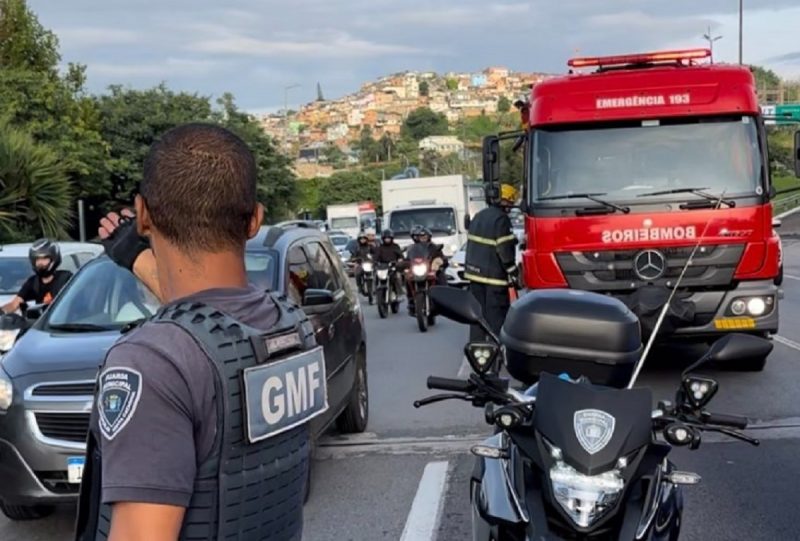 Acidente ocorreu na ponte Pedro Ivo na manhã desta quinta (4) e bloqueou duas pistas para atendimento -