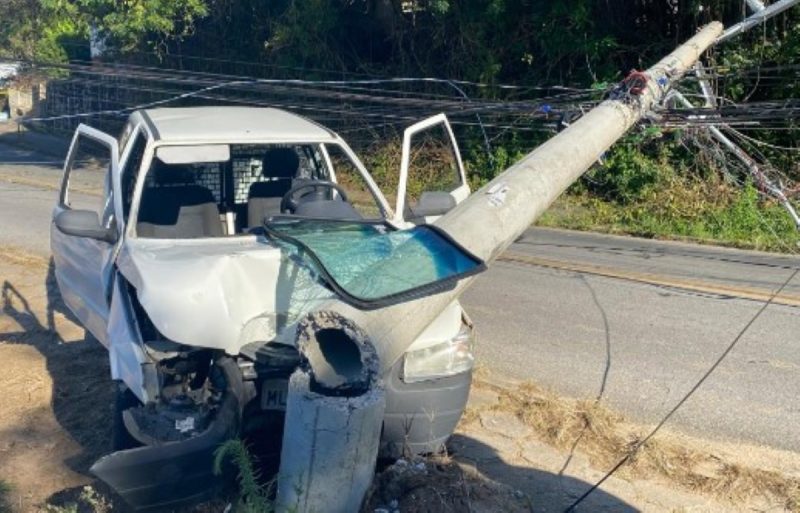 Carro bateu em poste nesta segunda (22) e deixou parte das unidades da Lagoa da Conceição sem energia elétrica