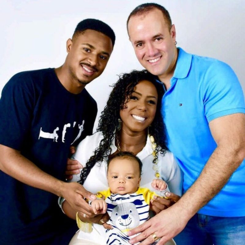 Adélia, o marido e os dois filhos