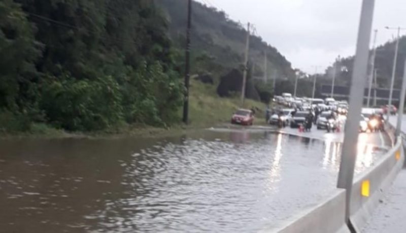 Alagamentos e &aacute;gua na rodovia SC-401, em Florian&oacute;polis nesta segunda (15) – Foto: PMRv