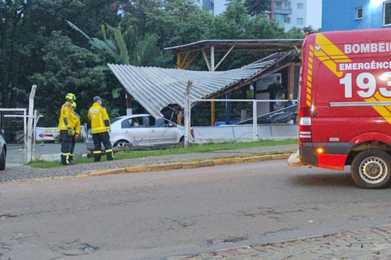 motorista bateu em oficina mecânica