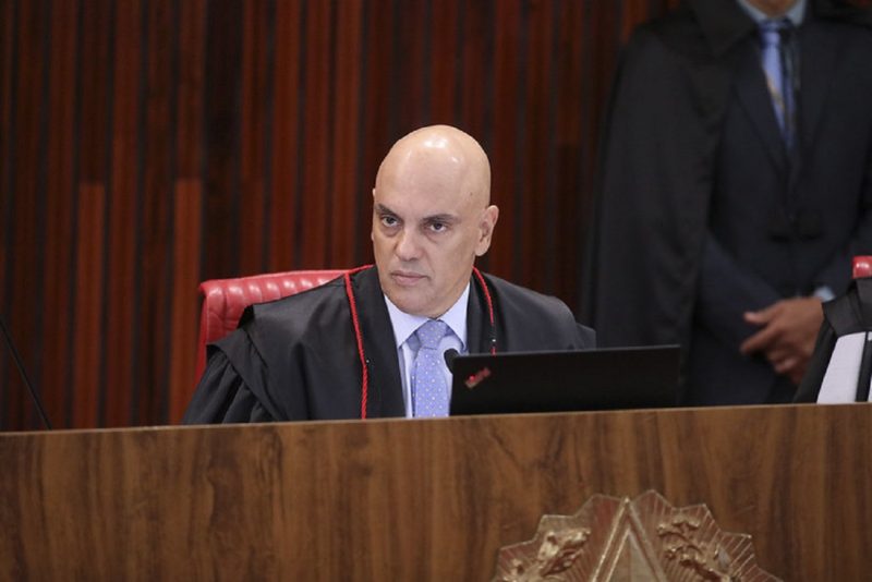 Alexandre de Moraes irá interrogar Mauro Cid sobre inconsistências em depoimentos anteriores 