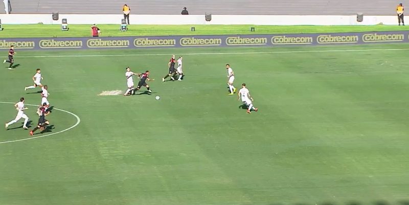 Areia levantando do gramado em Atl&eacute;tico-GO x Flamengo – Foto: CBF/Reprodu&ccedil;&atilde;o/ND
