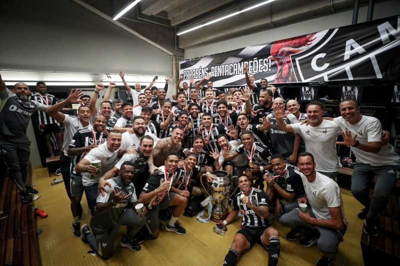 A festa dos campe&otilde;es pelo Atl&eacute;tico-MG no Mineiro. Galo ficou com a ta&ccedil;a – Foto: @atletico-mg/ND