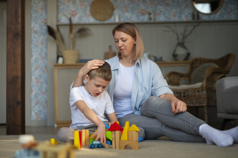 Mãe brinca com filho autista 