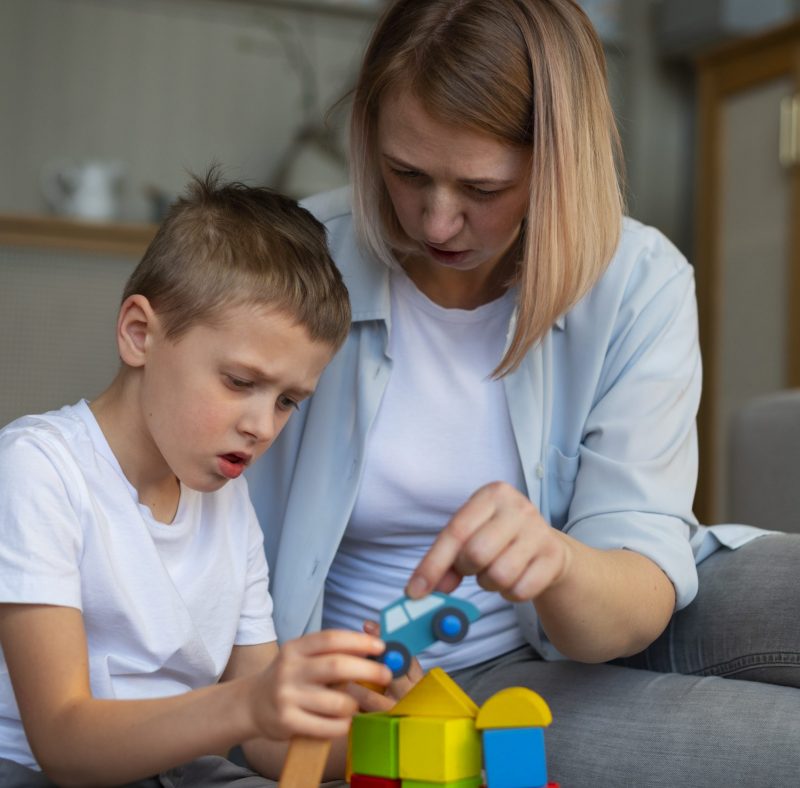 Criança autista brincando com sua mãe