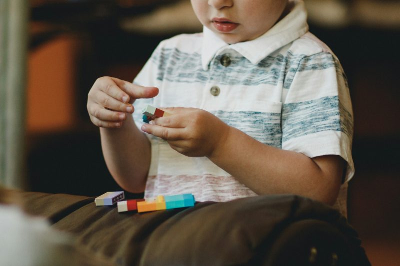 Criança autista brincando com Legos