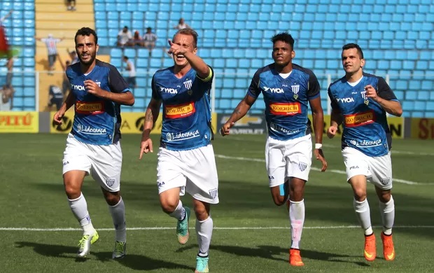 Jogadores do Avaí correm para comemorar gol