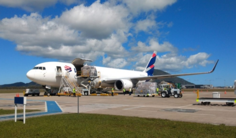 Avião branco com emblema da Latam estacionado no Aeroporto de Florianópolis