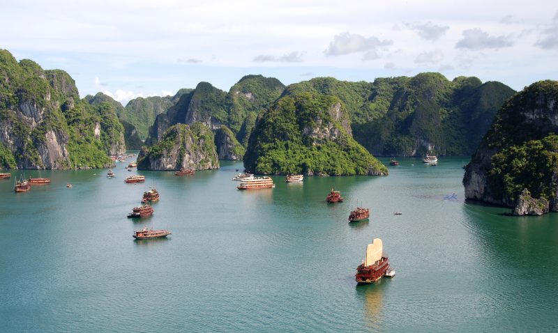 Barcos turísticos na Baía de Ha Long, no Viatnã, composta por centenas de ilhas
