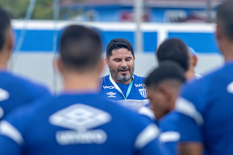 Eduardo Barroca conversa com os jogadores do Avaí