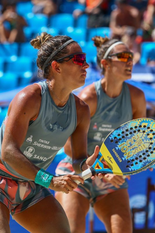 Atletas jogando beach tennis