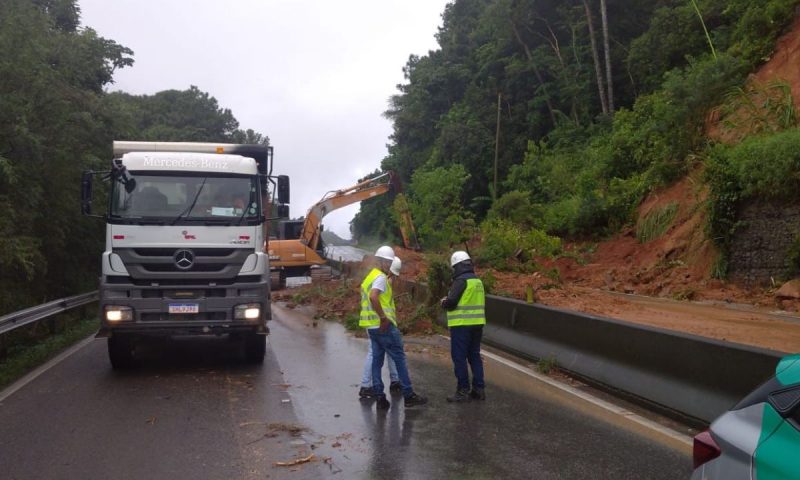 Pista da BR-101 afundou no km 233, em Palhoça, na Grande Florianópolis