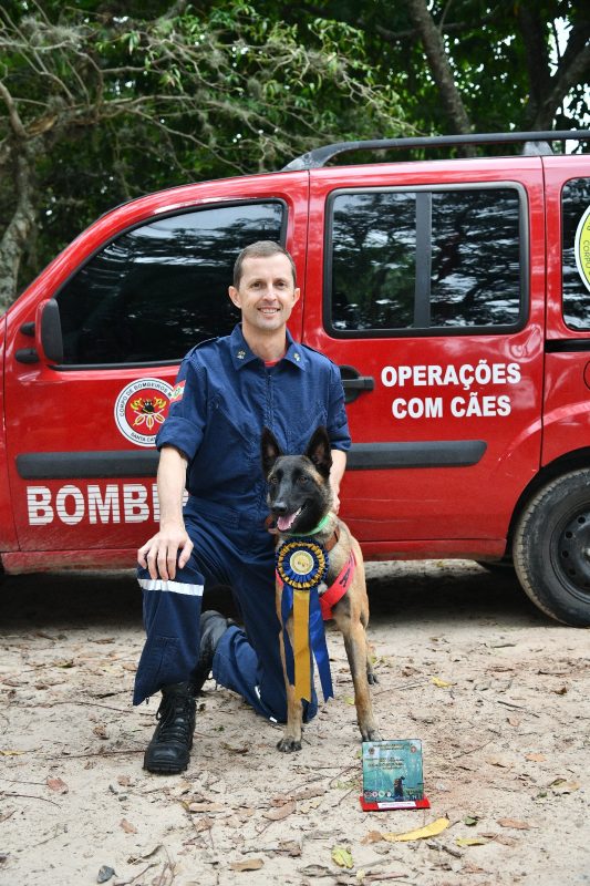 Dupla formada pelo sargento Marcos Vieira e a cadela Luna foi certificada pelo Corpo de Bombeiros Militar de Santa Catarina nesta quinta-feira (11)