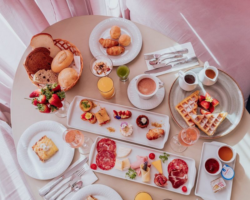 Imagem aberta mostra diversas opções de café da manhã