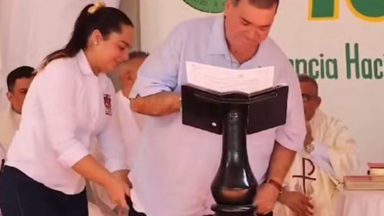 A calça caiu! Prefeito perde as calças durante discurso na Colômbia