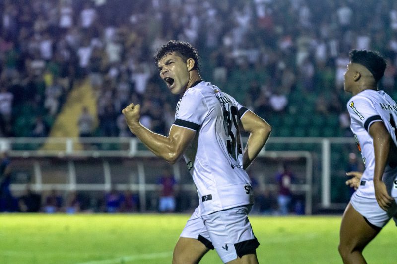 Camilo comemora gol pelo Figueirense