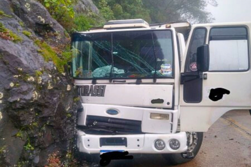 Caminhão colide em barranco na Serra do Rio do Rastro. 