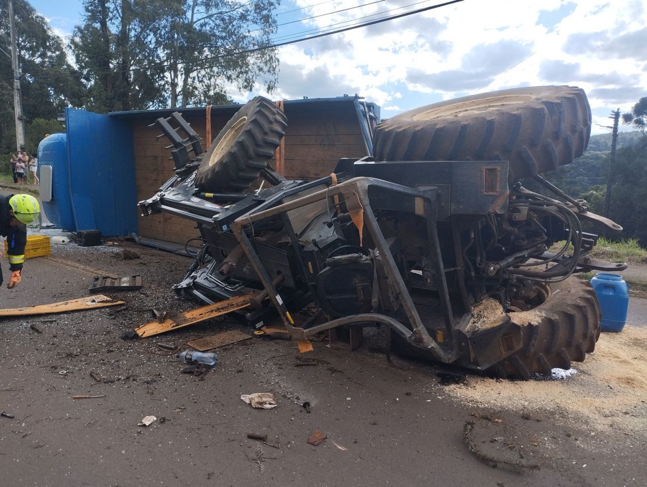 Trator caiu do caminhão no momento do acidente - Corpo de Bombeiros Voluntários/ND