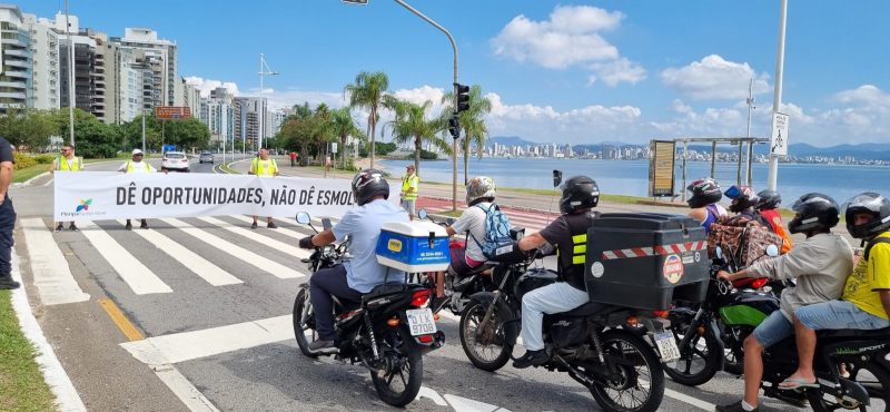 Campanha chama aten&ccedil;&atilde;o para dar oportunidades e n&atilde;o dar esmolas –&nbsp; Foto: SCARDUELLI COMUNICA&Ccedil;&Atilde;O/DIVULGA&Ccedil;&Atilde;O/ND