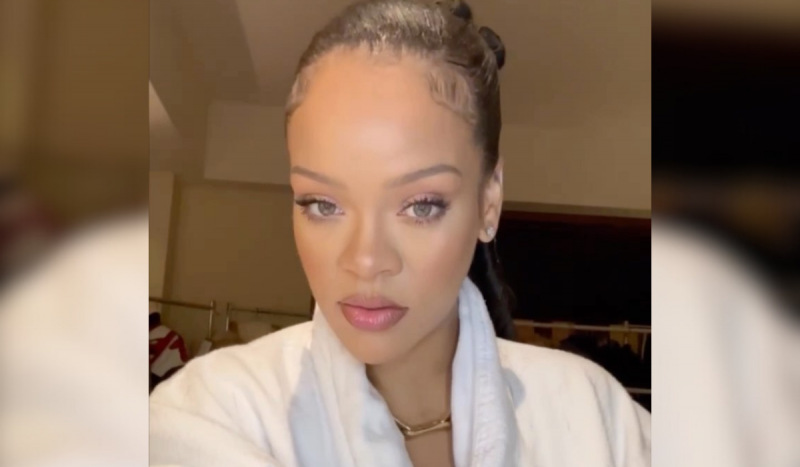 Rihanna - Foto mostra mulher negra maquiada posando com expressão séria em selfie usando roupão. Foto ilustra matéria das 10 mulheres mais ricas do mundo