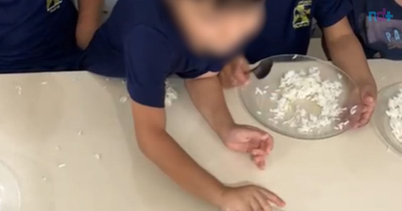 Frame de vídeo de crianças só com arroz no prato em creche de Itajaí; denúncia aponta que elas estariam almoçando só arroz, sem proteína