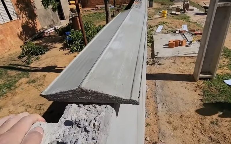 Frame de vídeo em que pedreiro ensina a fabricar em casa uma capa de muro com PVC