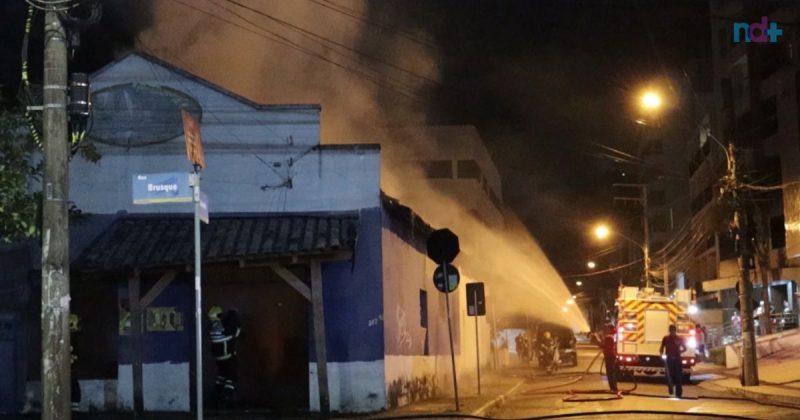 Imagens mostram bombeiros atuando no combate a incêndio prédio abandonado no Centro de Itajaí